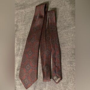 Christopher Hayes Elegant Paisley Silk Tie